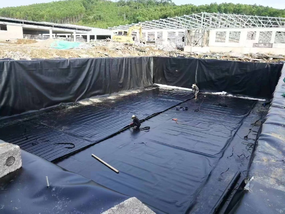 養殖場污水池防滲膜施工焊接圖片